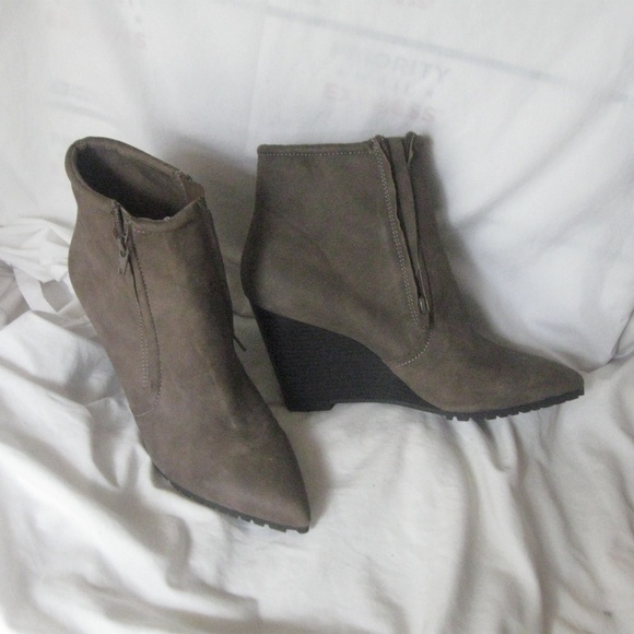 *New H by Halston Wedge Suede Bootie Sz 9 brown - Picture 3 of 6